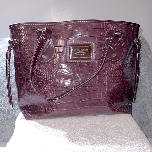 Tommy Hilfiger Handbags - 🎉HP🎉Tommy Hilfiger Women’s Vintage Crocodile Like Pattern Handbag
